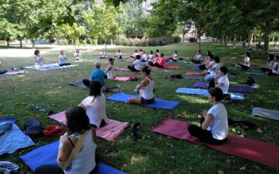 La Asociación Regional de Parkinson Extremadura organiza una clase gratuita de yoga en el Acueducto de los Milagros