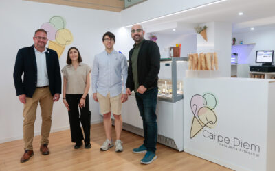 El alcalde visita la nueva heladería artesana “Carpe Diem” que ha abierto recientemente en la calle Félix Valverde Lillo