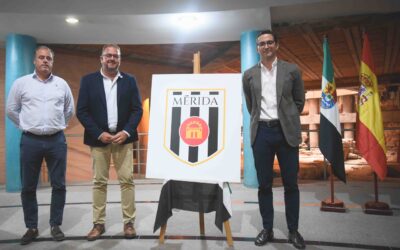 El alcalde asiste a la presentación de la nueva imagen corporativa del Mérida de fútbol