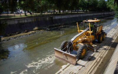 El Ayuntamiento realiza trabajos de limpieza en todo el cauce del río Albarregas a su paso por la ciudad