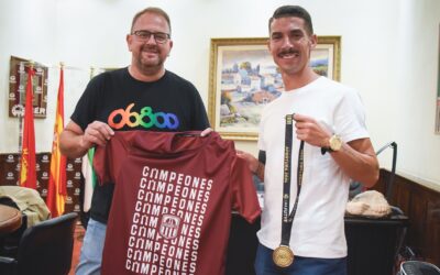 El alcalde destaca el «orgullo de toda la ciudad» tras recibir al entrenador Diego Merino campeón de la liga de fútbol de Venezuela