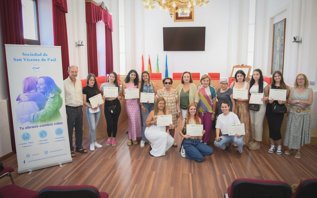 La delegada de Servicios Sociales, Catalina Alarcón, entrega los diplomas de la XXIV edición del curso de formación de Dependienta de Comercio organizado por San Vicente de Paúl