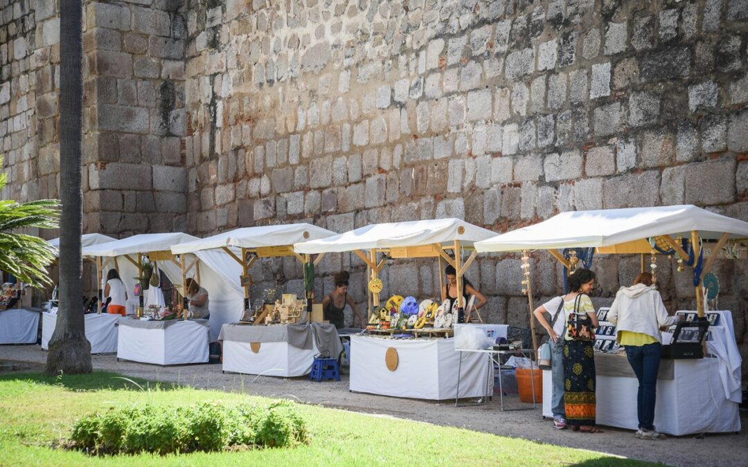 El mercado de artesanía “A mano sin prisas” estrena ubicación en la calle Graciano