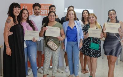 La delegada de Servicios Sociales, Catalina Alarcón, entrega los diplomas del programa “Formatéate” organizado por la Fundación Secretariado Gitano