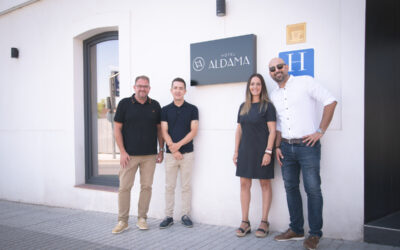 El alcalde visita el ‘Hotel Aldama’ en la avenida de Extremadura que da trabajo a diez personas y cuenta con piscina, cafetería y 21 habitaciones