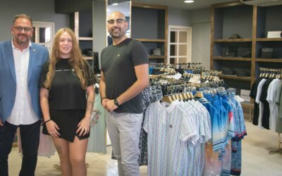 El alcalde visita la nueva tienda de ropa ‘Factory Marcas’ que ha abierto en Mérida, en la calle Moreno de Vargas, una emprendedora de Almendralejo
