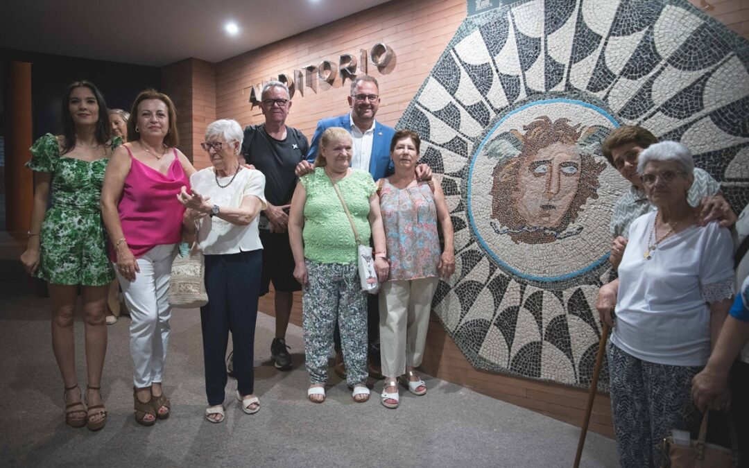 El alcalde inaugura el mosaico de Medusa elaborado por los mayores de la ciudad junto a alumnos de la Escuela Profesional Barraeca III