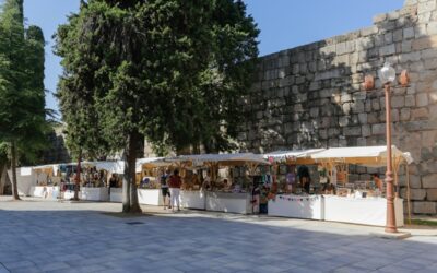 El mercado de artesanía de “A mano sin prisas” se celebra desde el miércoles en la calle Graciano