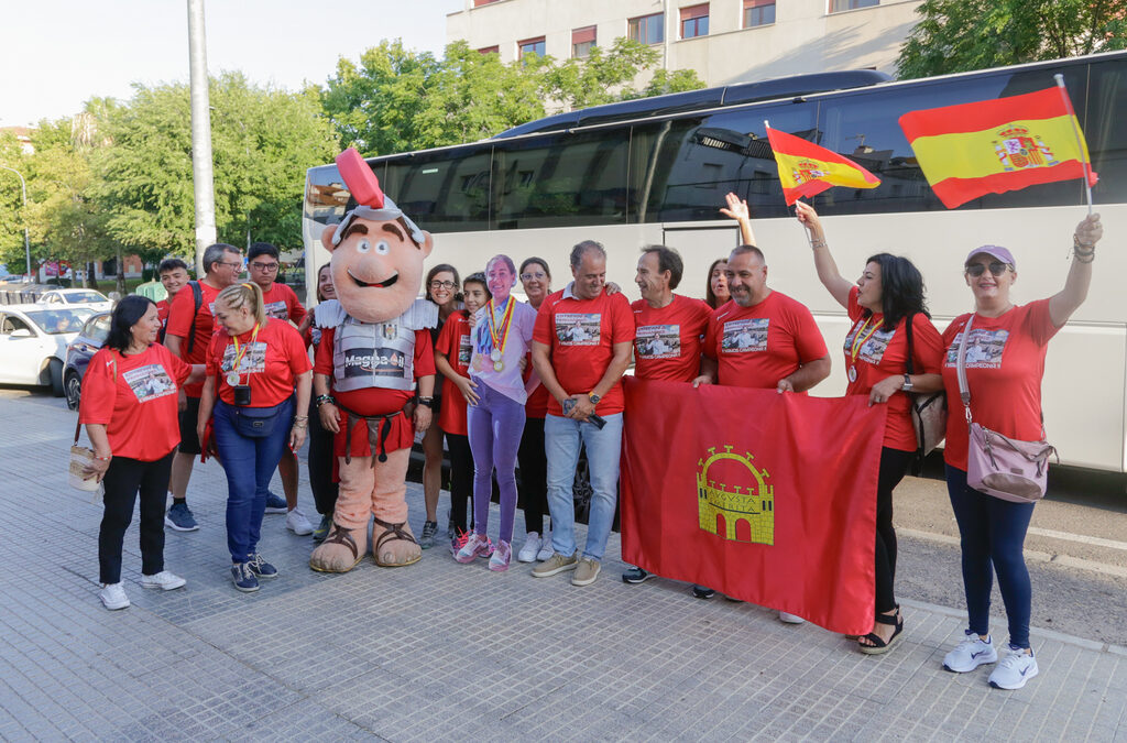 El delegado de Deportes, Toni Marín, acompaña en la salida hacia París a la familia y amigos de la piragüista Estefanía Fernández que emprenden hoy un viaje en autobús para animarla en su participación en los Juegos Olímpicos