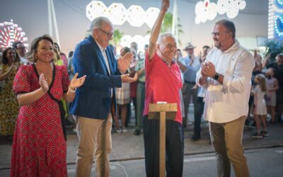 Tras el emotivo acto del encendido, protagonizado por la Asociación de  Santa Eulalia, cientos de emeritenses abarrotaron las calles del recinto ferial