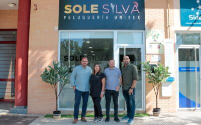 El Alcalde visita la nueva peluquería de Sole Silva en la urbanización La Chimenea y subraya la expansión de esta zona de la ciudad