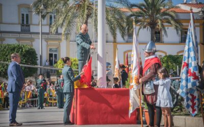 El Alcalde ha hecho entrega de la Bandera Nacional para el izado solemne que da inicio a la Semana Institucional de la Guardia Civil en Mérida