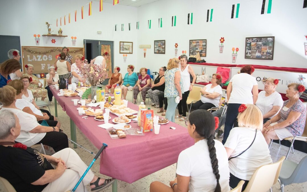 Las personas mayores que participan en el Programa Lazos, en la zona de Nueva Ciudad, disfrutan de su desayuno y actividades de Feria