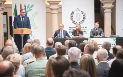 El alcalde destaca, en la entrega de las medallas a las víctimas del terrorismo en Extremadura, que Mérida eterniza la memoria de las victimas con dos monumentos en su memoria