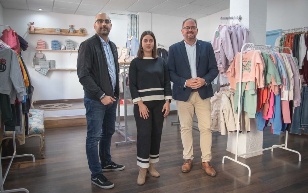 El alcalde visita la nueva tienda de moda infantil “Cervatillos” ubicada en la calle Calderón de la Barca, junto a la Plaza de Pizarro