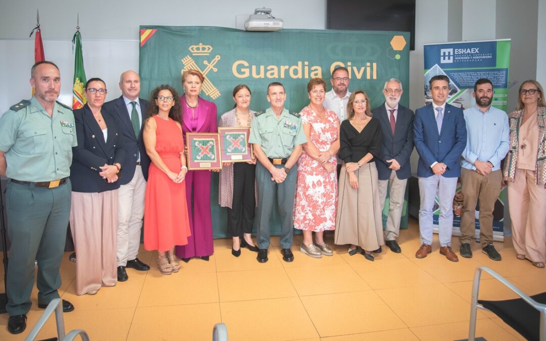 La Guardia Civil entrega un reconocimiento al sector turístico de Mérida y al Consorcio de la Ciudad Monumental como agentes dinamizadores de la economía en la ciudad