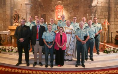 La Guardia Civil regala a Santa Eulalia un broche de plata con motivo de la Semana Institucional que están celebrando en Mérida