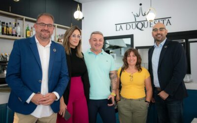 El Alcalde visita la cafetería La Duquesita que acaba de renovar su imagen