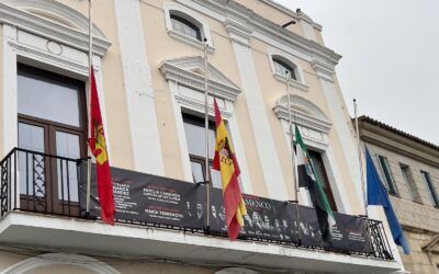 Las banderas del ayuntamiento ondean a media asta con crespón negro sumándose al luto oficial decretado por el Gobierno de España