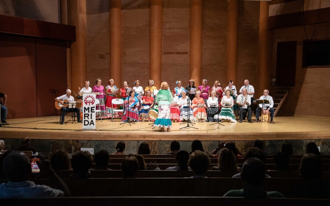 Los mayores de la ciudad protagonizan una Gala en el Centro Cultural Alcazaba que da inicio a todo un mes de actividades lúdicas, deportivas y culturales