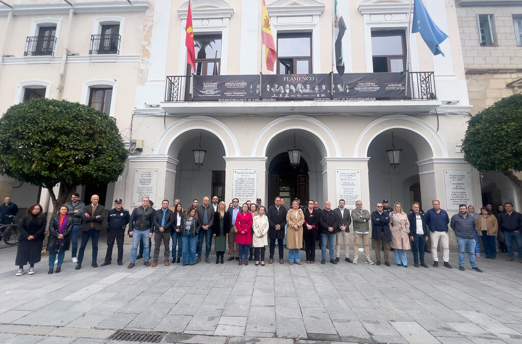 La puerta del Ayuntamiento ha acogido la celebración de un minuto de silencio en solidaridad con las víctimas del temporal