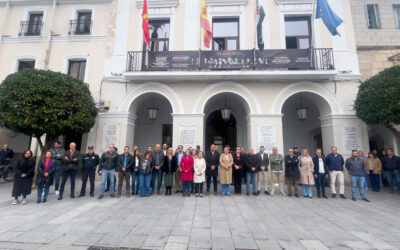 La puerta del Ayuntamiento ha acogido la celebración de un minuto de silencio en solidaridad con las víctimas del temporal