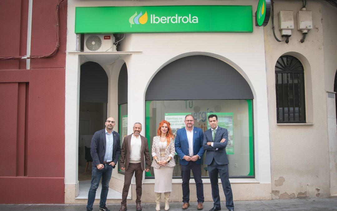 El alcalde visita la nueva oficina abierta por Iberdrola en Mérida para mejorar la atención a los clientes