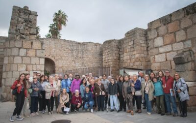 Un centenar de mayores de la ciudad disfrutan de una visita guiada por La Alcazaba Árabe y el Puente Romano dentro de los actos del Mes del Mayor organizados por el Ayuntamiento de Mérida