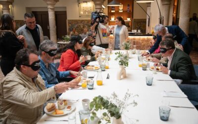 El Alcalde y varios concejales participa en un “desayuno a ciegas” de la Fundación ONCE para conocer las dificultades a las que se enfrentan en su día a día las personas con discapacidad visual y ciegas