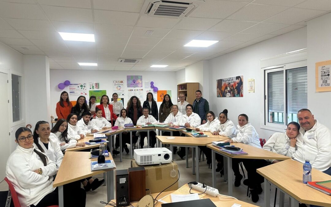 El Programa Crisol Formas ofrece seis meses de formación a 15 alumnas y alumnos en su curso de operaciones básicas de pisos en alojamientos