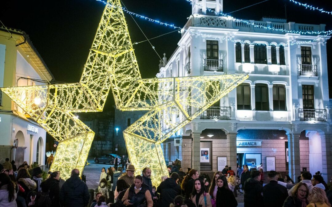 La Plaza de España acoge esta tarde una gran fiesta para celebrar el encendido de más de un millón de luces led que iluminarán la Navidad en Mérida 2024