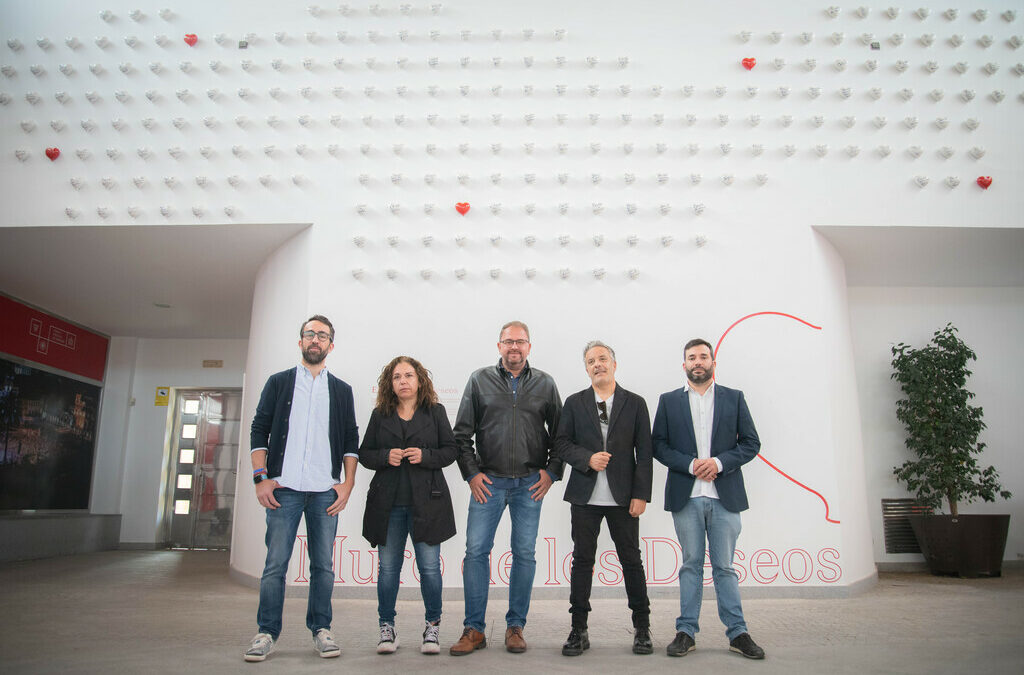 El alcalde visita el ‘Muro de los Deseos’ en el Museo Abierto promovido y financiado por el ayuntamiento de Mérida y que cuenta con 500 corazones de cerámica realizados por Terracota