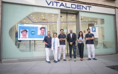 El delegado de comercio visita la clínica Vitaldent, en la calle Santa Eulalia, que cumple cuatro años