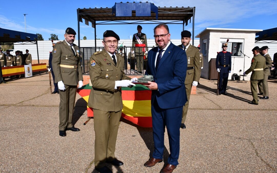 El Grupo de Artillería de Campaña XI reconoce al alcalde de Mérida por su estrecha vinculación con la unidad militar, los servicios prestados y la colaboración constante con el Grupo