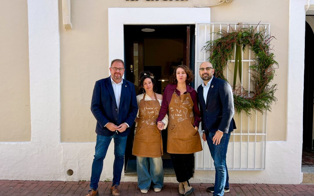 El alcalde visita la tienda gourmet ‘La Dicha’ en la calle Berzocana que ofrece “hallazgos gastronómicos” únicos en una propuesta que mezcla restauración y productos extremeños de primera calidad