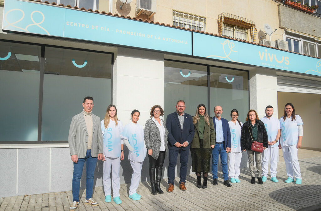 El alcalde visita en la barriada de María Auxiliadora el nuevo Centro de Día de la empresa ‘Vivus’ que acaba de abrir sus puertas en la ciudad y cuenta con piscina terapéutica, comedor y sala multisensorial