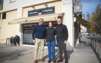 El alcalde visita la cafetería La Esquinita, en Nueva Ciudad, con motivo de su decimoquinto aniversario