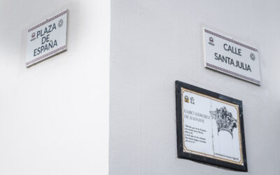 Las calles del casco histórico de la ciudad cuentan con nuevas placas en las calles realizadas en cerámica con el sello de Patrimonio de la Humanidad por la UNESCO