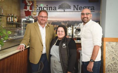 El alcalde visita el bar ‘La Encina Negra’ recién abierto por una joven emprendedora emeritense en la calle Constantino