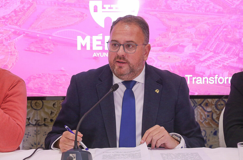 El alcalde anuncia que el ayuntamiento cuenta con 36 millones de euros de activos en bancos tras rebajar la deuda en más de 65 millones de euros “con un objetivo claro de sanear las cuentas, dotar al consistorio de solvencia económica y una rigurosa gestión del dinero de todas y todos los emeritenses”