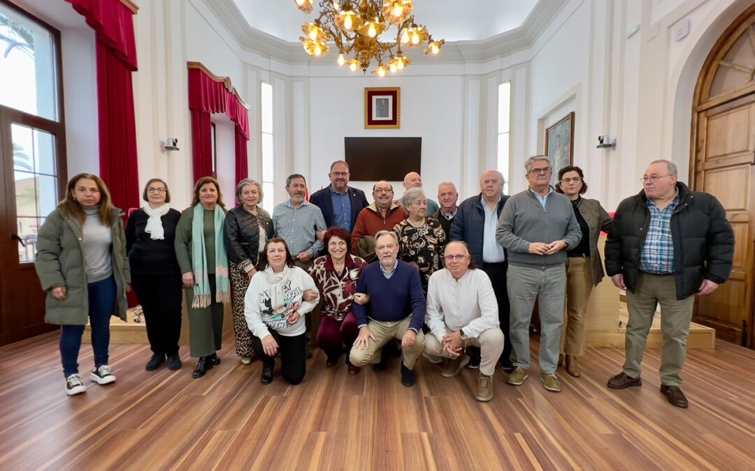 El alcalde impone el escudo de oro de la ciudad a 14 trabajadoras y trabajadores municipales con motivo de su jubilación