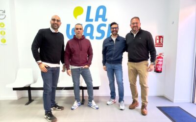 El alcalde visita la tercera lavandería autoservicio que la empresa La Wash abre en Mérida, concretamente en La Corchera