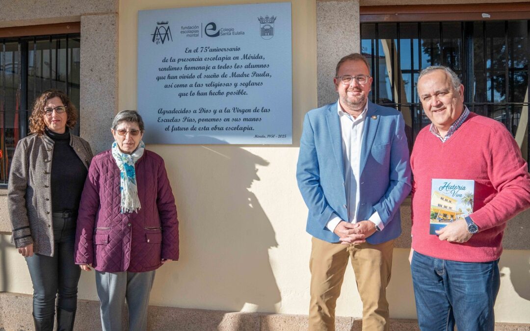 El alcalde inaugura una placa conmemorativa en el 75 aniversario de la fundación del colegio Escolapias en la ciudad