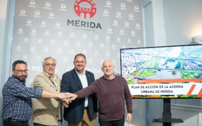 El alcalde presenta el Plan de Acción de la Agenda Urbana de Mérida acordado con el apoyo de los grupos municipales PSOE, XMérida y Unidas por Mérida que permitirá acceder a nuevas fuentes de financiación europeas y nacionales para desarrollar importantes proyectos en la capital autonómica