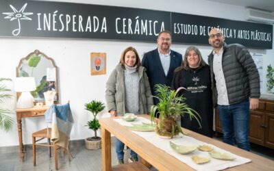 El alcalde visita Inésperada Cerámica que ofrece experiencias y talleres formativos en artes plásticas en la calle Romero Leal