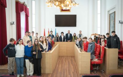 El alcalde da la bienvenida a alumnos y alumnas del centro francés ‘Charles Lemaître’ en Les Monts d’Aunay, en la región de Normandía, Francia, que se encuentran de intercambio en el colegio Atenea