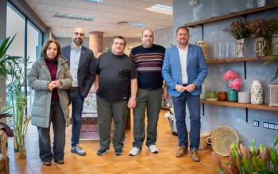 El alcalde visita una nueva floristería que abre sus puertas en Mérida, en la calle Marquesa de Pinares, y que está gestionada por dos vecinos de Calamonte que han apostado por la apertura de su nuevo negocio en la capital extremeña