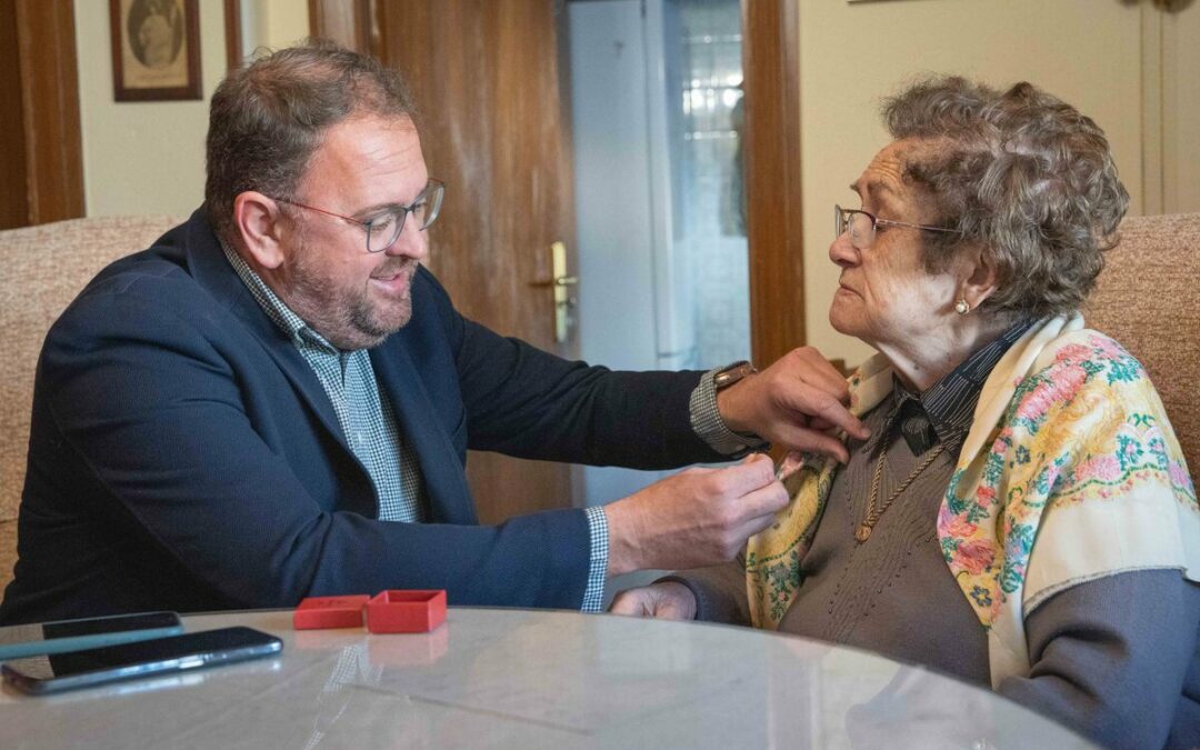El alcalde impone el escudo de oro de la ciudad a la emeritense María Cabanes Velázquez al cumplir los 100 años de edad