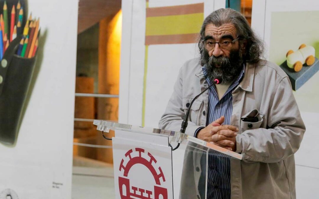 La biblioteca municipal celebra el Día Mundial de la Poesía con una exposición y la presentación de la última obra de Antonio Gómez