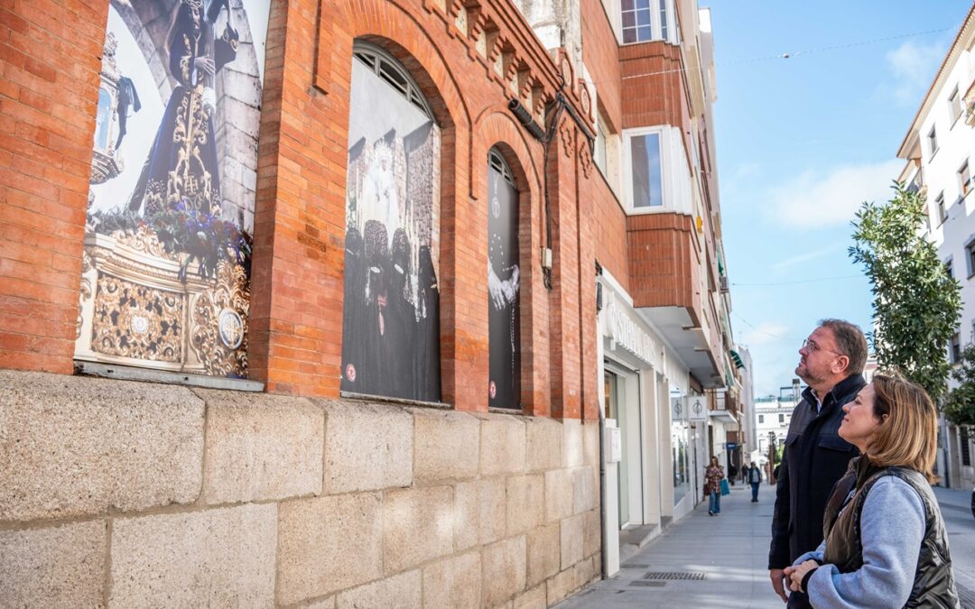 Ya se ha instalado la exposición fotográfica de gran formato sobre la Semana Santa de Mérida ‘Altera adspectu’, en la fachada del Mercado de Calatrava